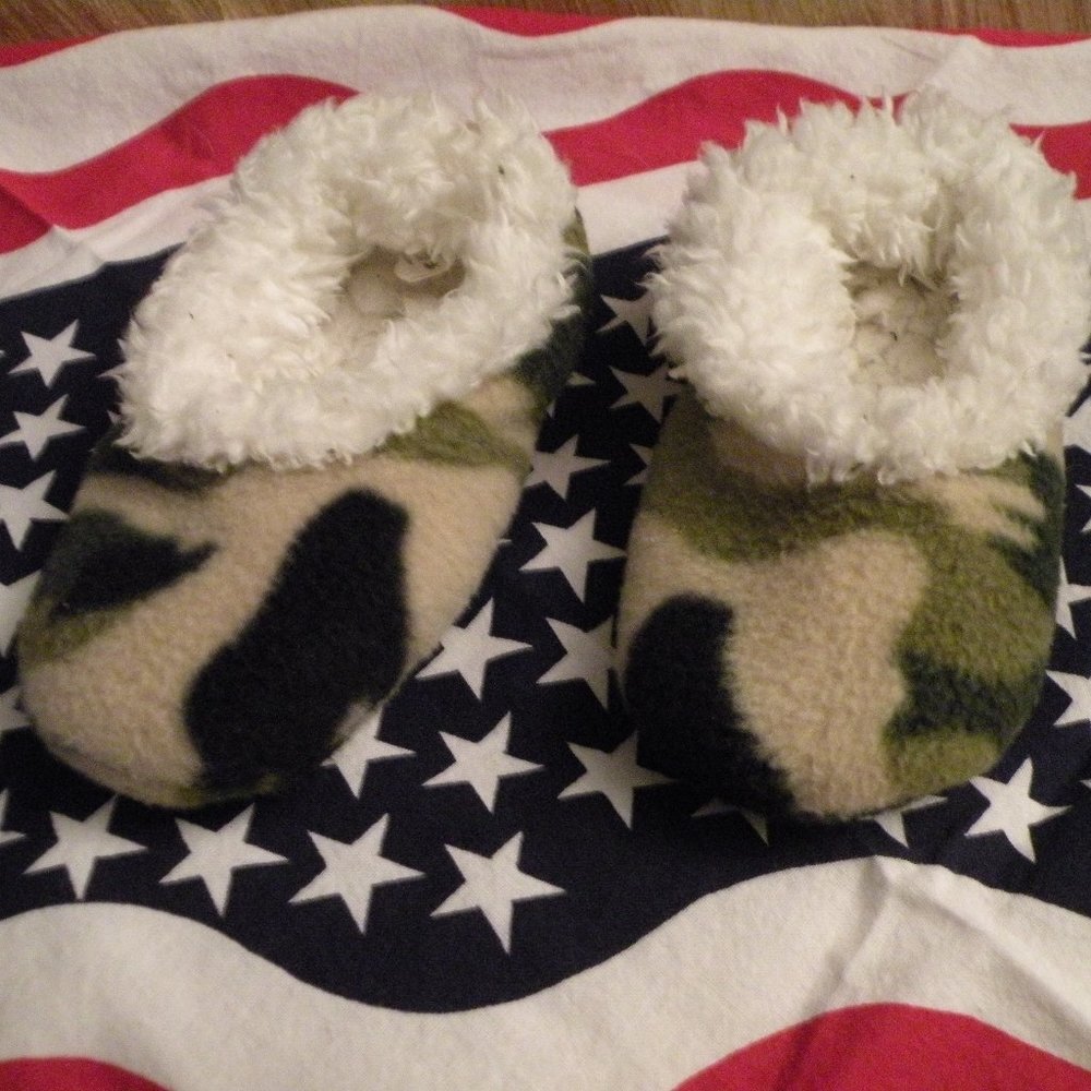 Snoozies camo slippers